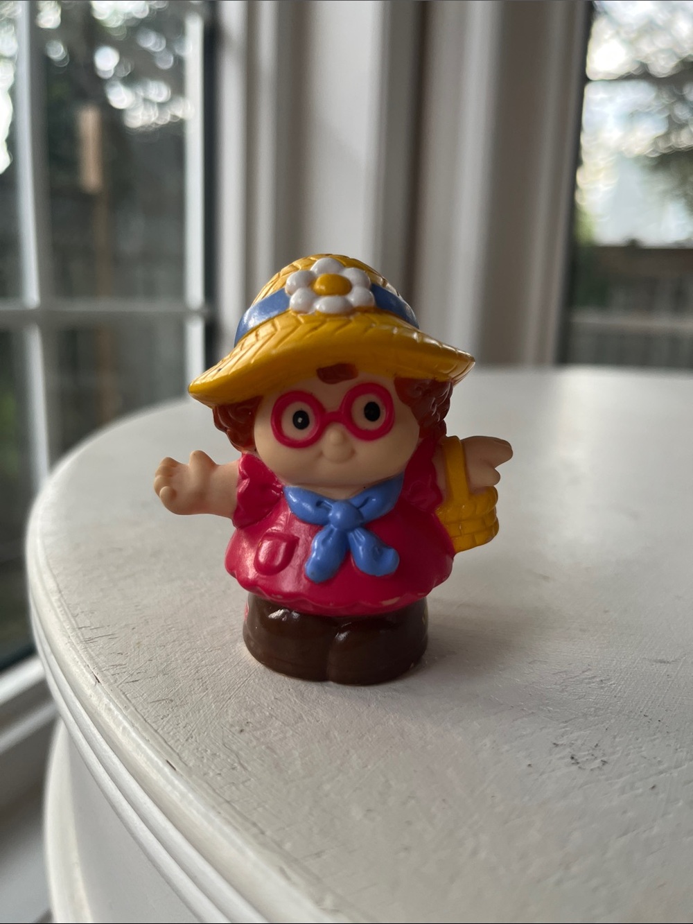5/$25 💛 Little People Maggie with straw hat and basket